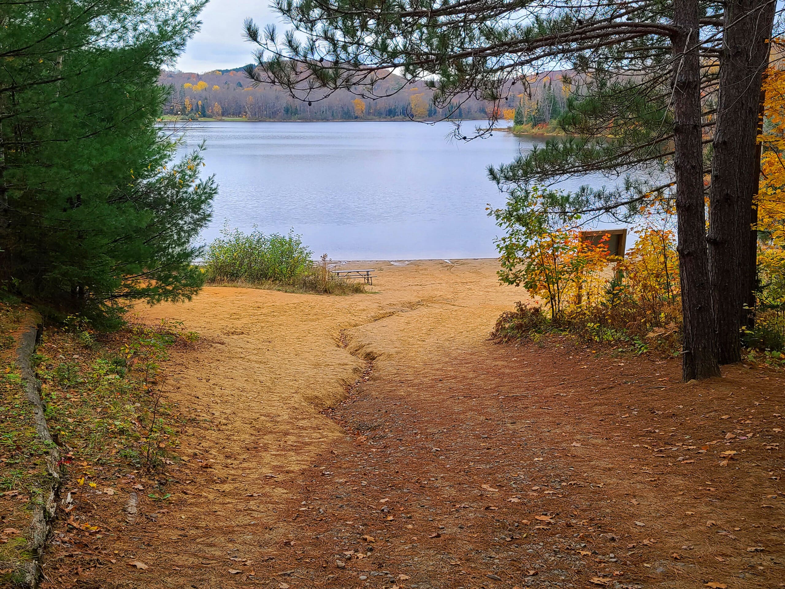 A trail leading down to Roe Beach.