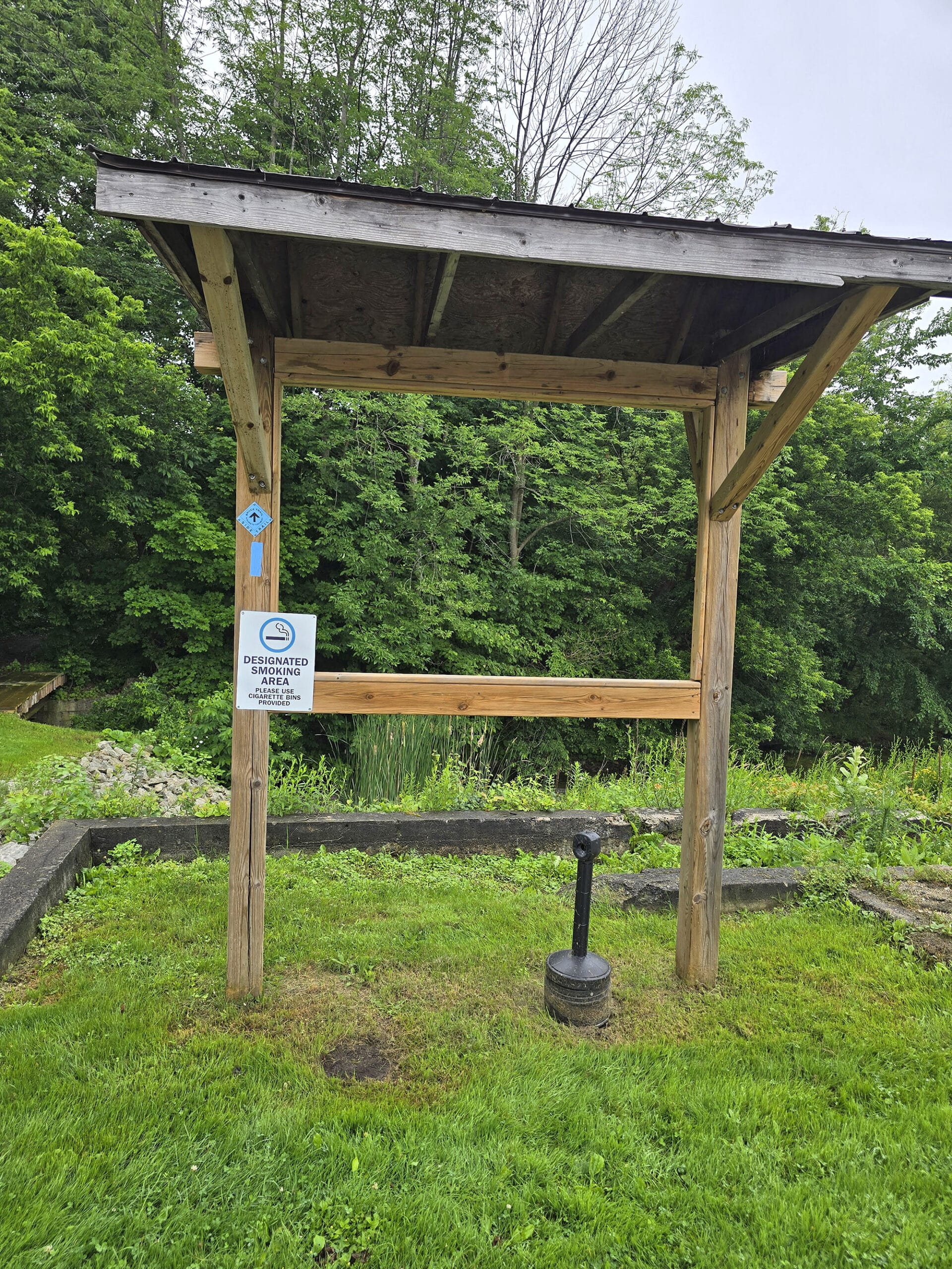 An empty trail sign structure.