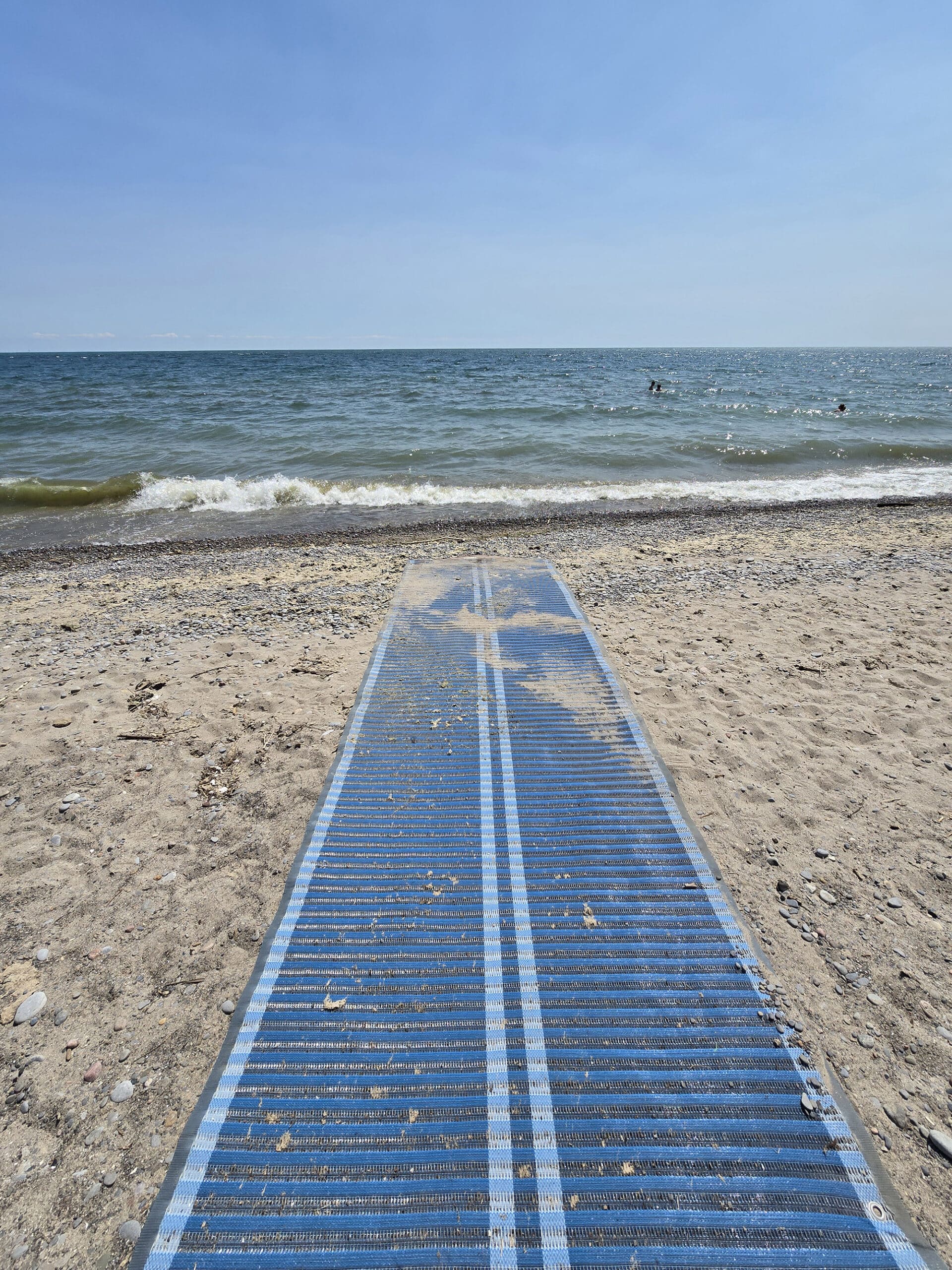 A mob-mat entending right down to the water at Darlington Provincial Park.