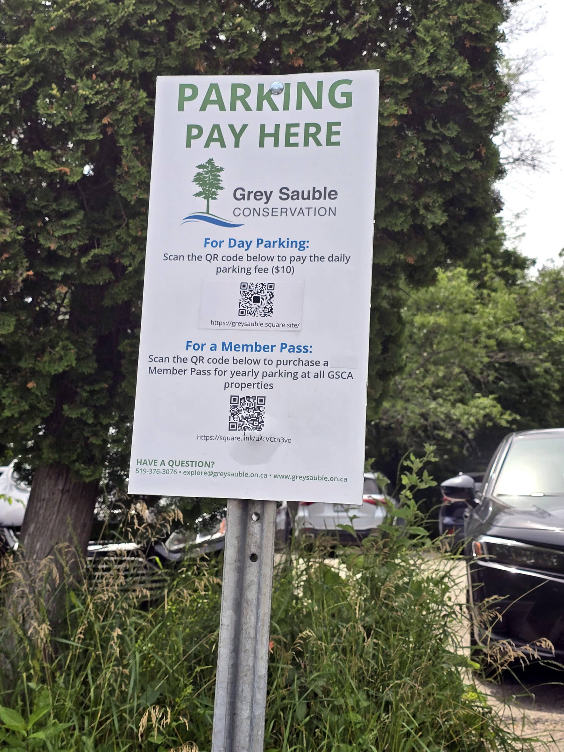 A parking sign with QR code.