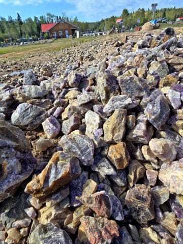 A pile of raw amethysts in front of the amethyst mine panorama shop.