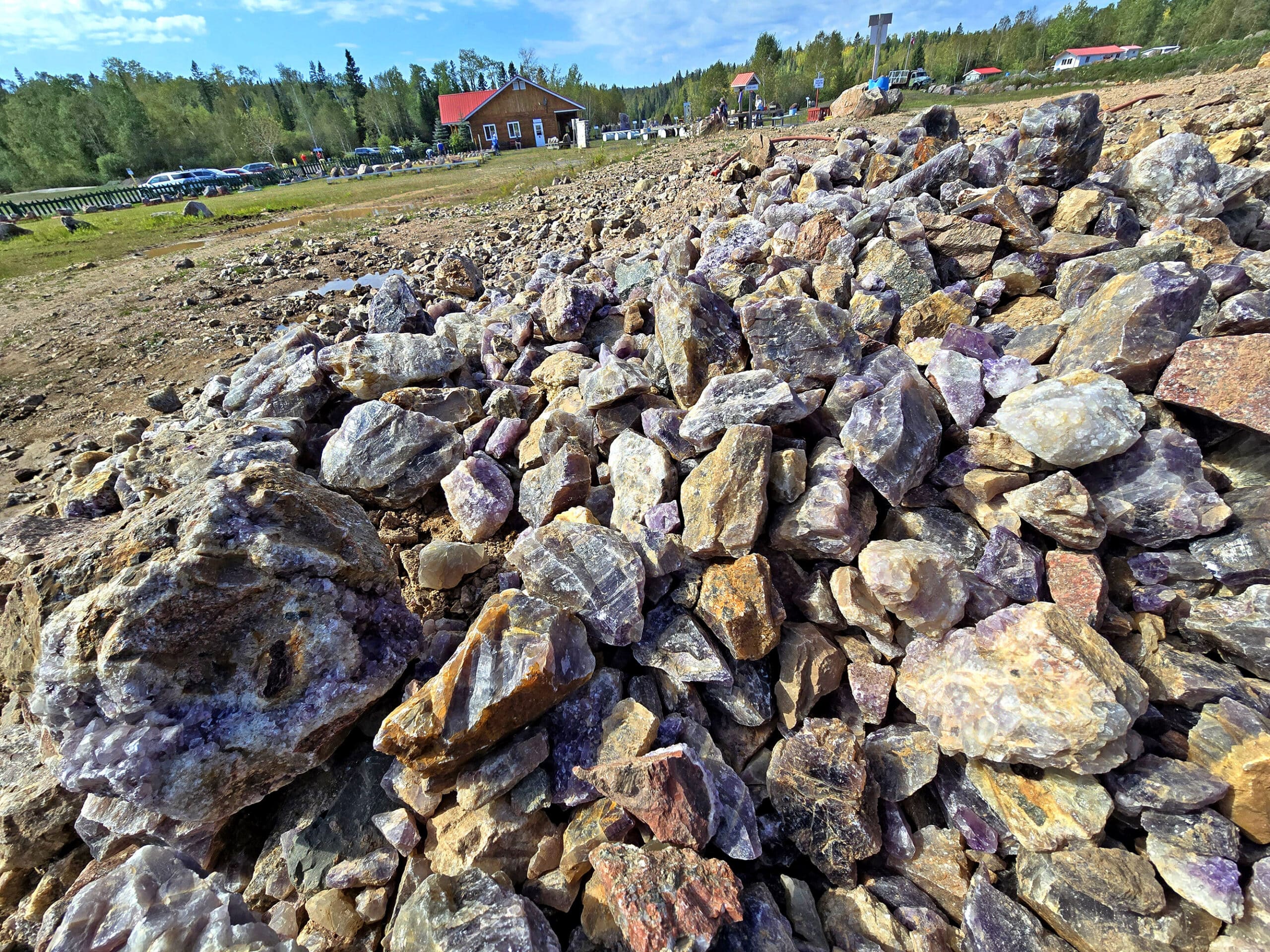 A pile of raw amethysts in front of the amethyst mine panorama shop.