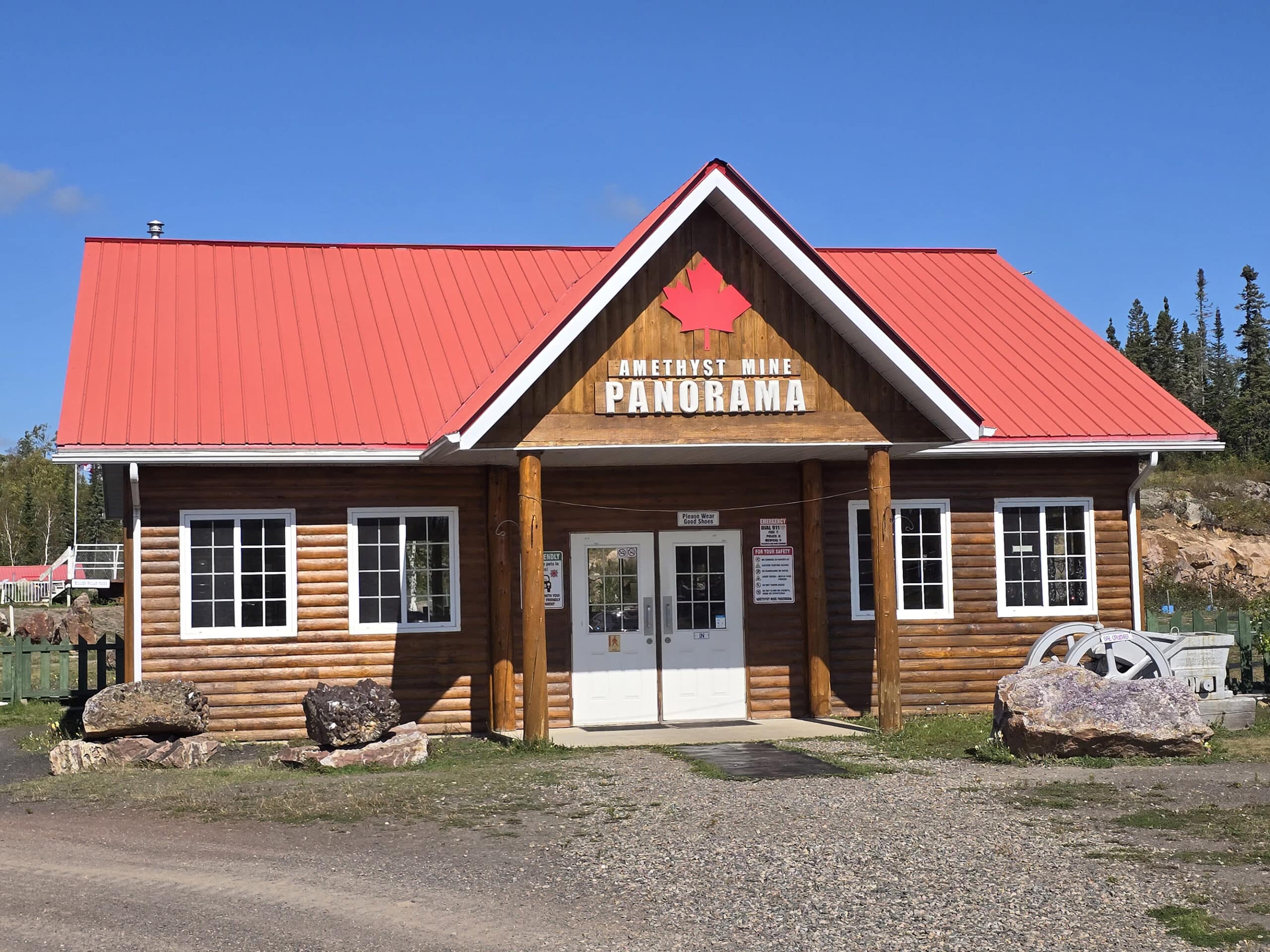 A small building housing the gift shop at amethyst mine panorama.