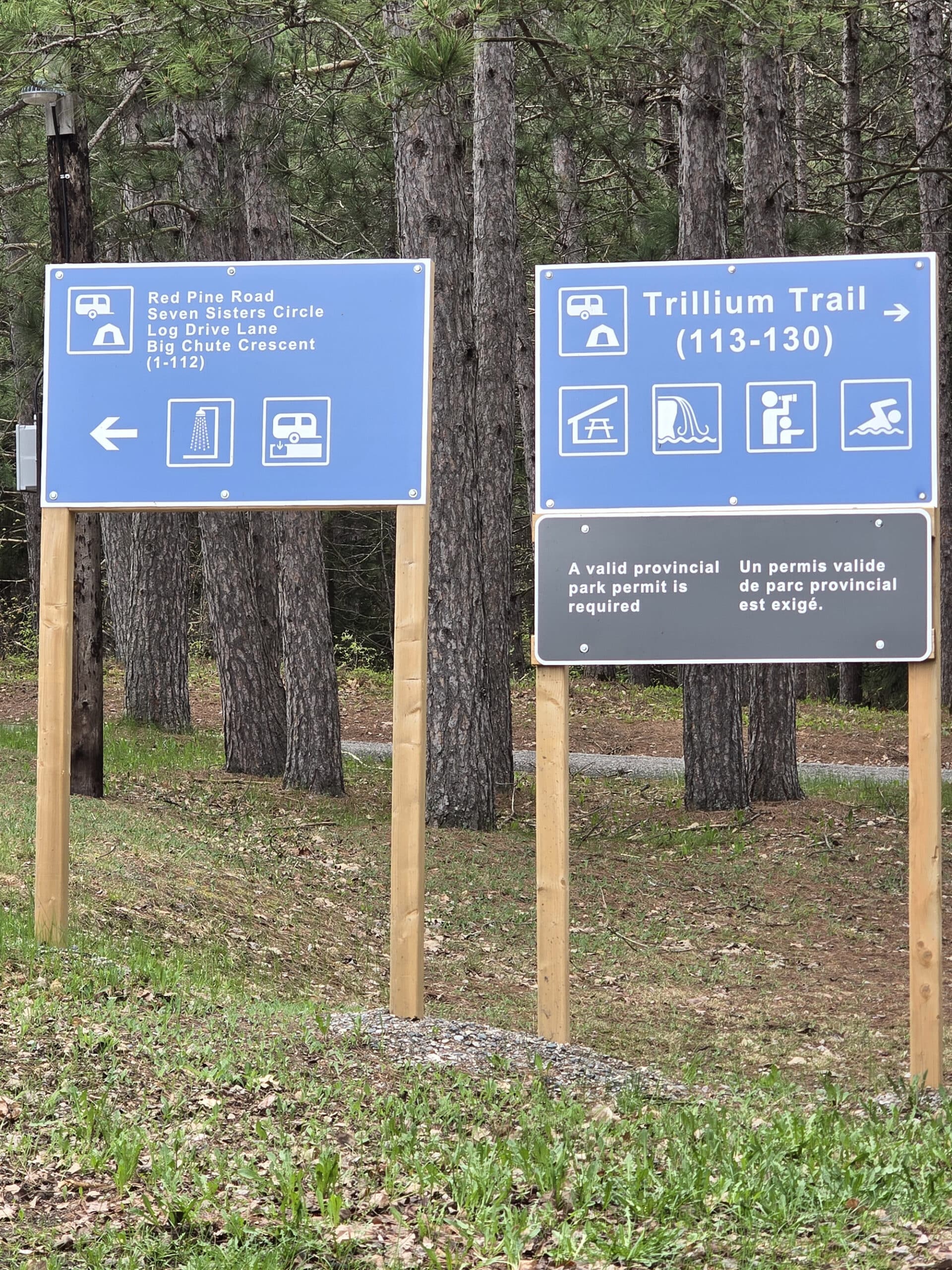2 directional roads signs in Chutes Provincial Park.