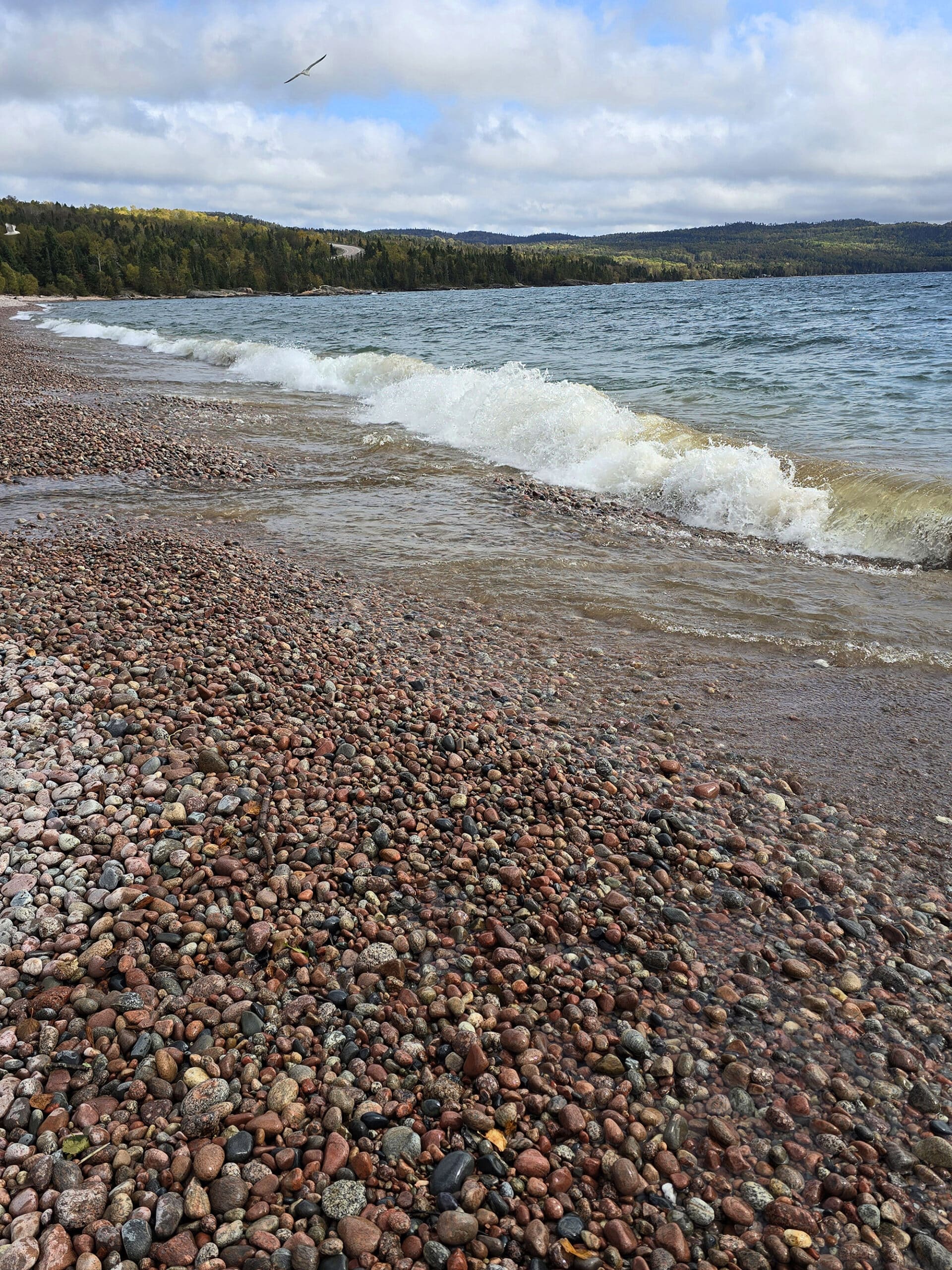 Lake superior shoreline with waves.