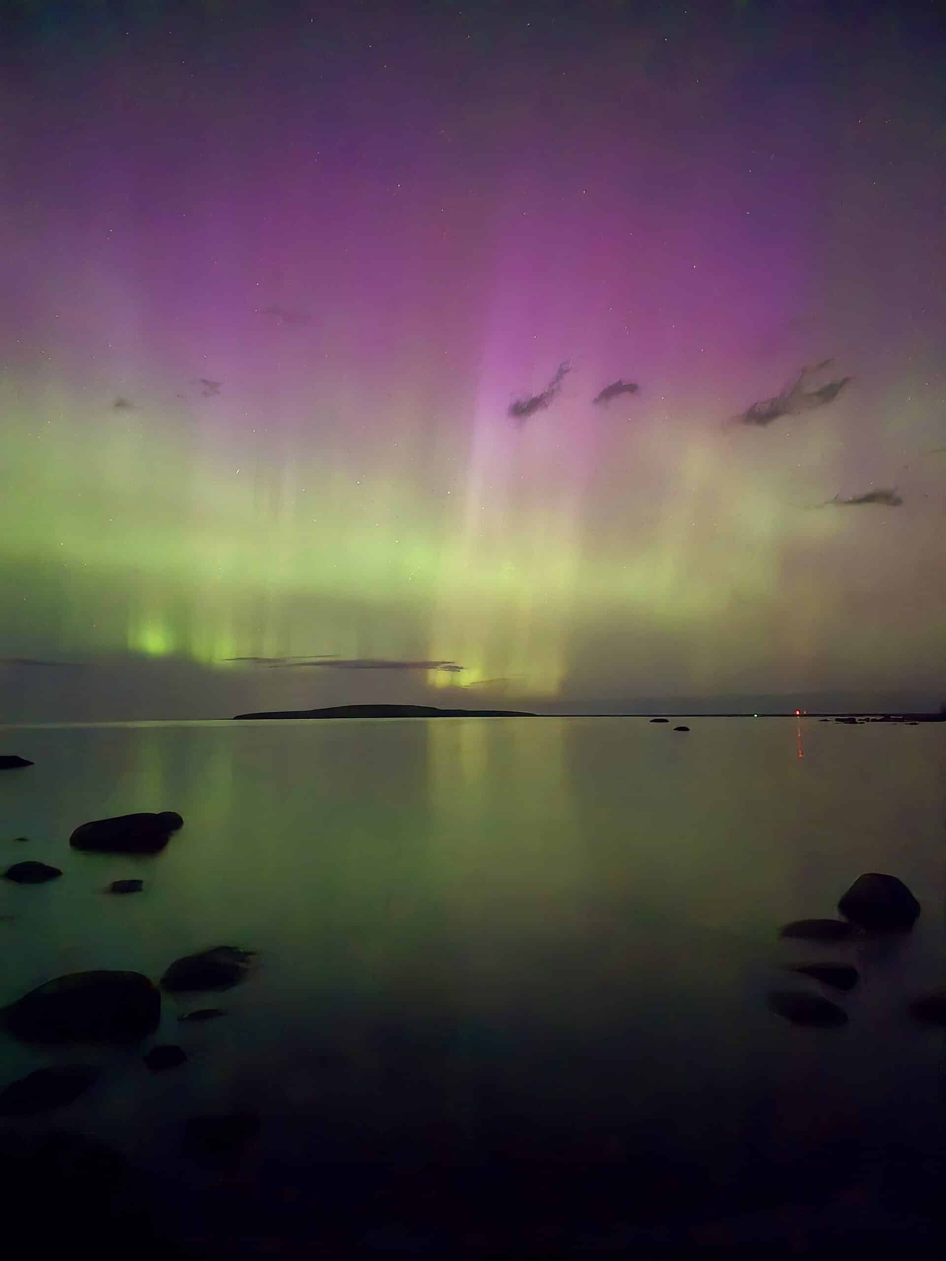 A bright green and pink northern lights display in Ontario.