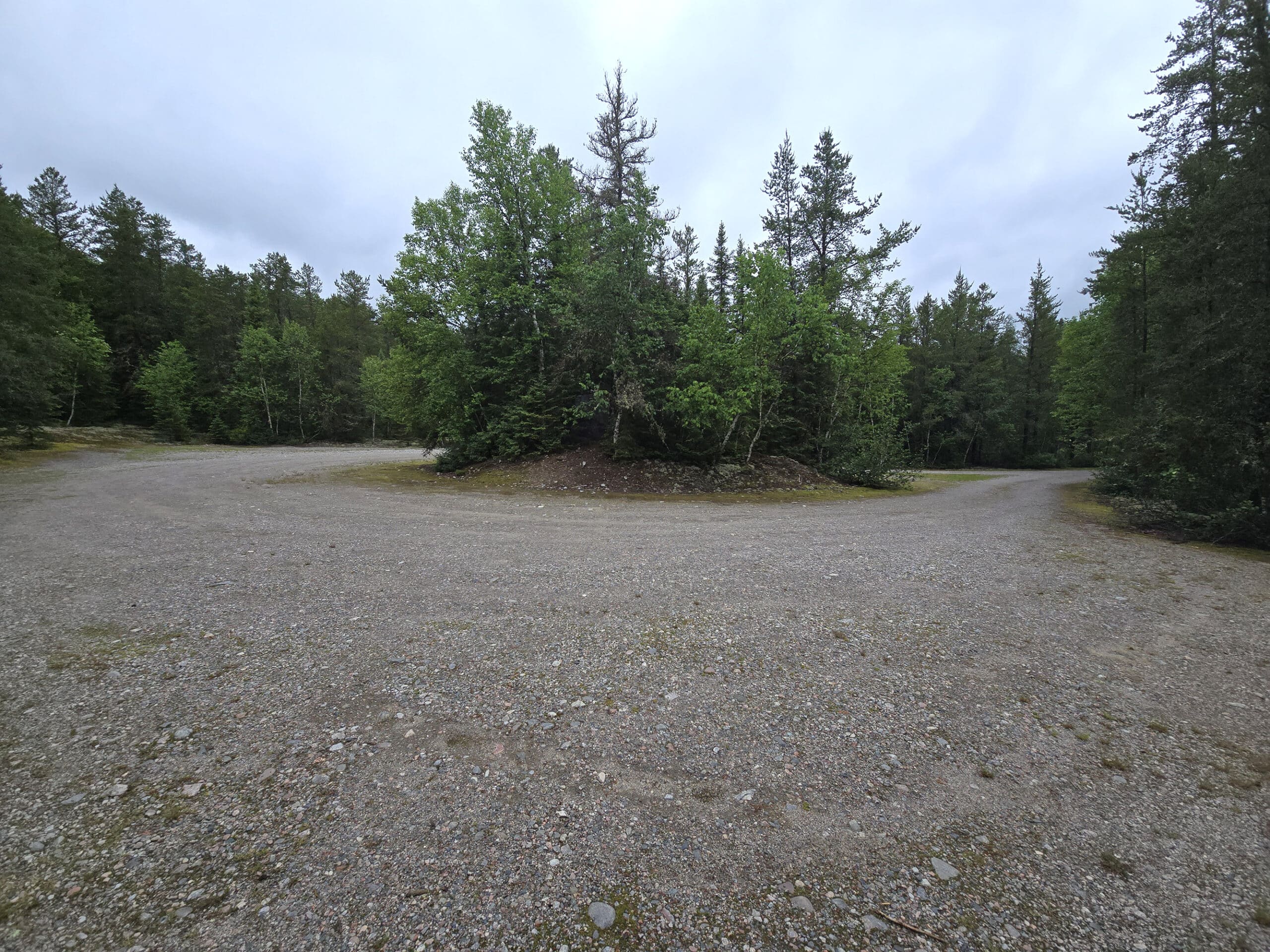 A loop shaped parking area at Potholes Provincial Park.
