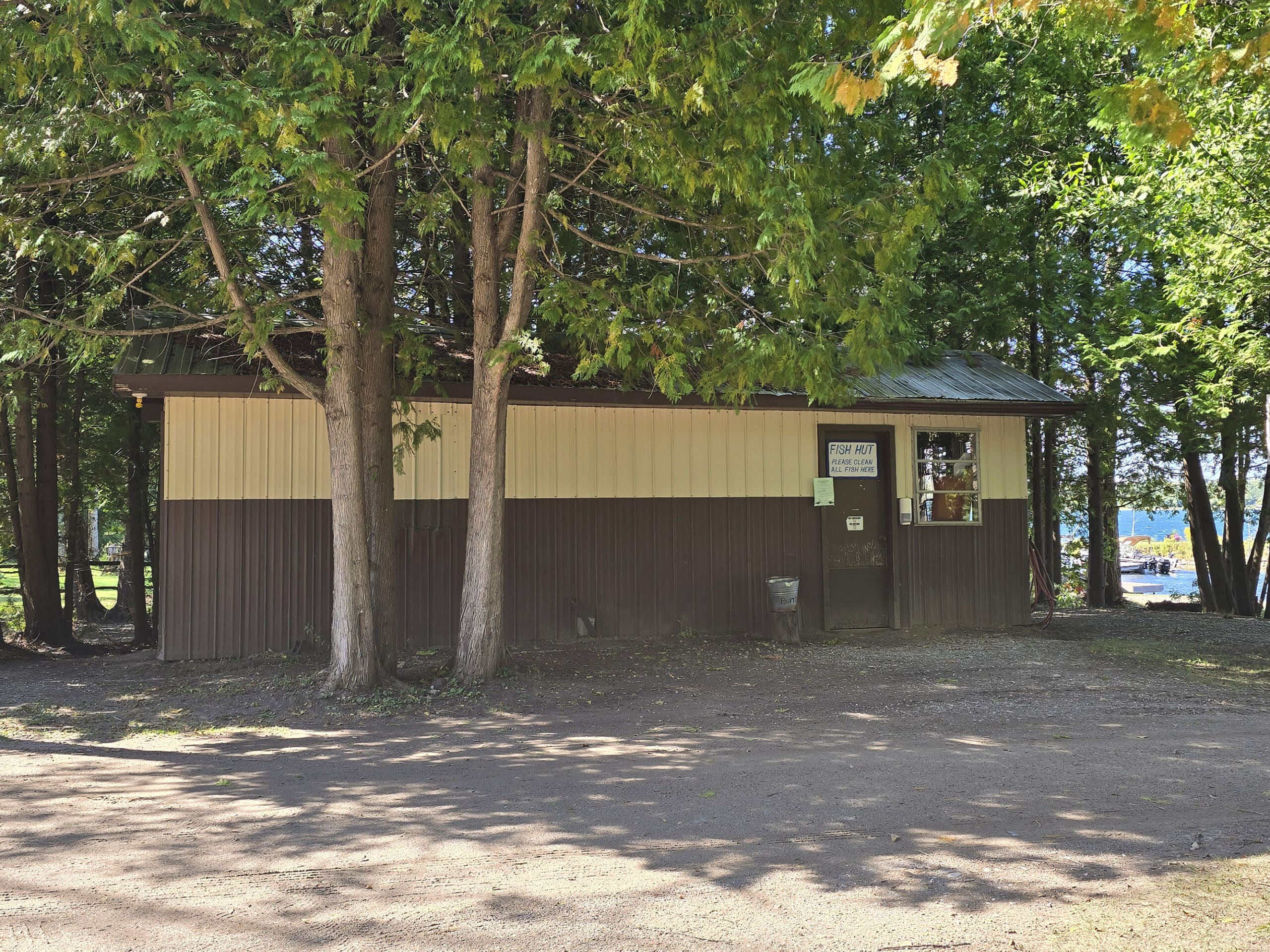 The fishing hut at Batmans Cottages and Campground.