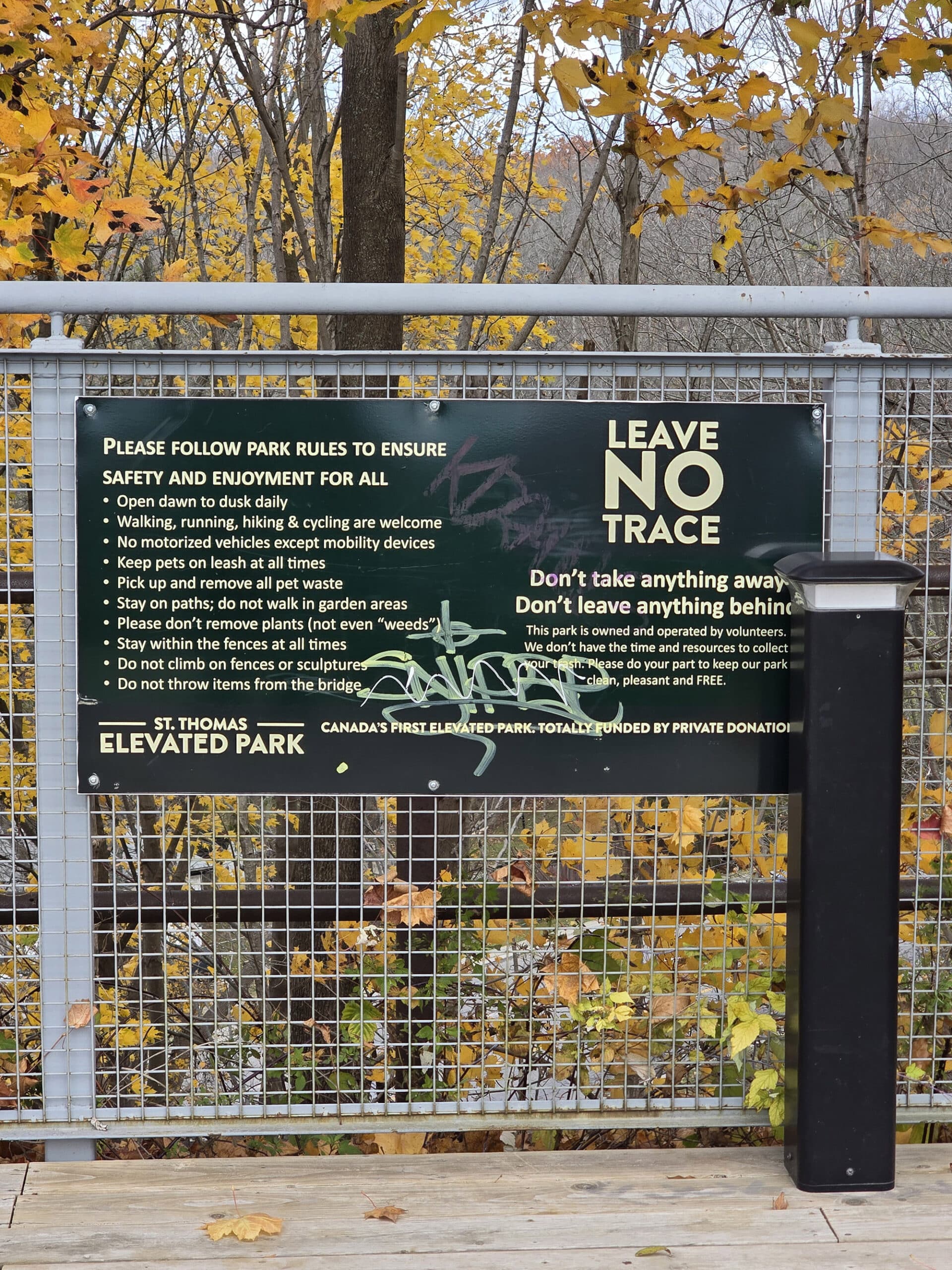 A sign telling people to leave no trace, with the rules of the park listed.