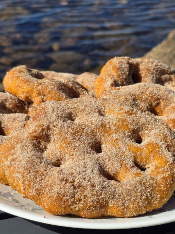 A plate of sugar coated spiced pumpkin frybread.