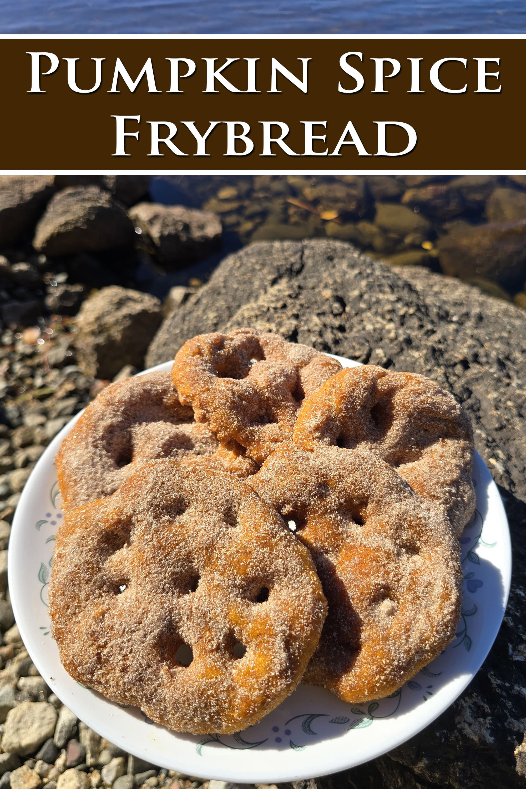 A plate of sugar coated fried pumpkin bannock. Overlaid text says pumpkin spice frybread.
